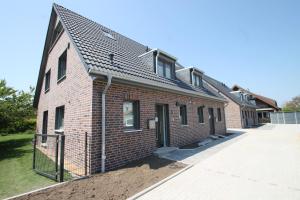 una casa de ladrillo con techo de gambrel en 1360- Annina 1, en Dahme