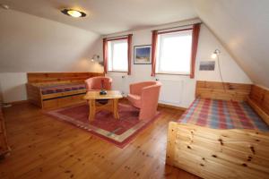 una habitación con una cama, una mesa y sillas en 5085 - Haus Groß, en Dahme