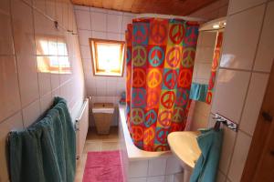 Un baño con una cortina de ducha colorida y un lavabo. en 5085 - Haus Groß, en Dahme 6 fotos más