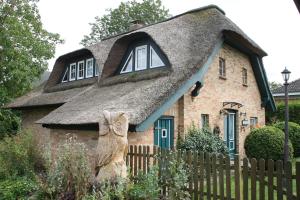 a small house with a thatched roof at 1000 - Lüntsches Schloss Riepsdorf in Thomsdorf