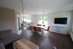 una sala de estar con una mesa y un sofá en 1370- Annina 2, en Dahme
