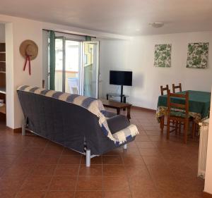 sala de estar con sofá y mesa en Carolina Apartments - Mansarda, en Capo dʼOrlando