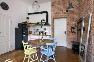 Kuchyňa alebo kuchynka v ubytovaní Discover Krakow Apartments - 3 Rakowicka St - Amazing Loft near Main Station - Netflix + 23 fotografií