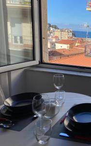 tavolo con bicchieri da vino su tavolo con finestra di Casa vacanza Marily in centro, a 5 minuti dal mare ad Agropoli