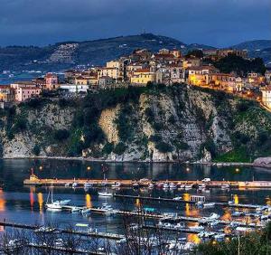 una città in cima a una collina con barche in acqua di Casa vacanza Marily in centro, a 5 minuti dal mare ad Agropoli