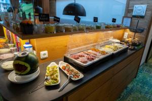 un buffet con muchos tipos diferentes de comida en una barra en Hotel Lucia - 3 Sterne Superior, en Damüls
