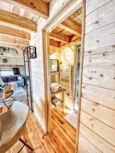 a tiny house in the woods with a bathroom at U Castellu di A Sulana in Casabianca