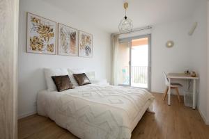 Schlafzimmer mit einem Bett, einem Schreibtisch und einem Fenster in der Unterkunft expat renting - Les Oustalous - Piscine - Parking in Toulouse