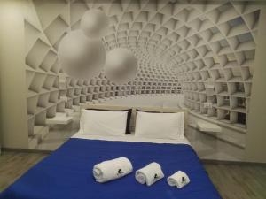 sypialnia z łóżkiem z białymi poduszkami i balonami w obiekcie B&B via Piave da Lillo w mieście Frosinone