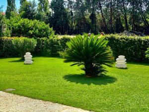 A garden outside DEPENDANCE LAZISE LAGO DI GARDA