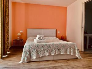 A bed or beds in a room at DEPENDANCE LAZISE LAGO DI GARDA
