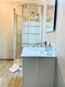 A bathroom at DEPENDANCE LAZISE LAGO DI GARDA