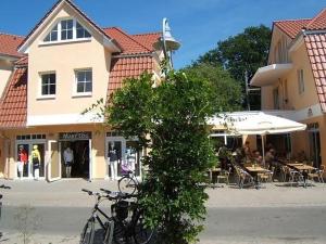 ツィングストにあるZingst-2-Zi-Ferienwohnung-Seewolfの建物前に駐輪する自転車