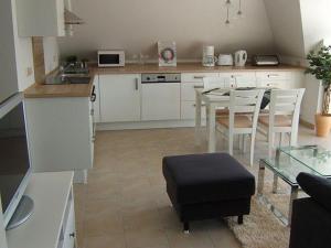 Zingst-2-Zi-Ferienwohnung-Seewolfにあるキッチンまたは簡易キッチン