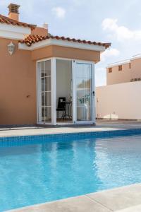 Bazén v ubytování Perfect for family holidays with private pool, near beach and golf- Villa Ashley nebo v jeho okolí