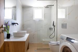 Vannituba majutusasutuses s u e ñ o - studios and apartments, with shared pool
