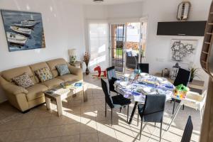 Posezení v ubytování Perfect for family holidays with private pool, near beach and golf- Villa Ashley