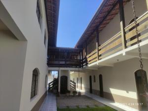 uma vista para o interior de um edifício em Lionfish Hostel em Caraguatatuba