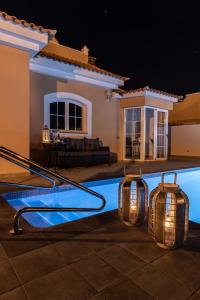 Bazén v ubytování Perfect for family holidays with private pool, near beach and golf- Villa Ashley nebo v jeho okolí