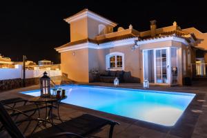 Bazén v ubytování Perfect for family holidays with private pool, near beach and golf- Villa Ashley nebo v jeho okolí