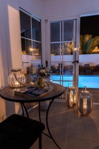 Bazén v ubytování Perfect for family holidays with private pool, near beach and golf- Villa Ashley nebo v jeho okolí