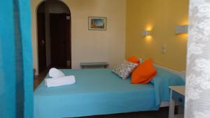 A bed or beds in a room at Idi