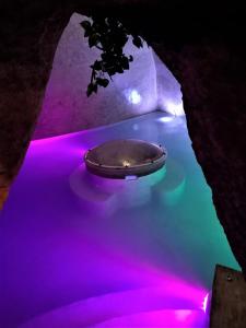 マティーノにあるA locanda tu marcheseの紫と緑の照明が付いた水中バスタブ
