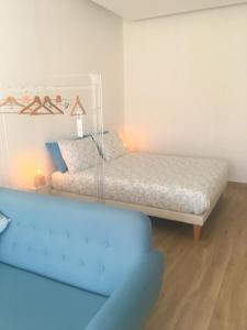 um quarto com uma cama com um candeeiro em Nais Home Torino em Turim