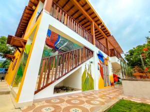 une peinture murale sur le côté d'une maison dans l'établissement Senderos del Mar, à Buritaca