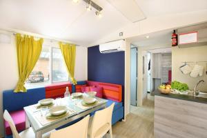 A seating area at Casa Mobile - Cisano San Vito ****