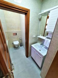 カルカンにあるVilla Asyaのバスルーム(洗面台、トイレ付)