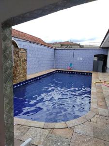 basen z błękitną wodą na podwórku w obiekcie Pousada&Hostel Lincoln Praia Grande w mieście Praia Grande