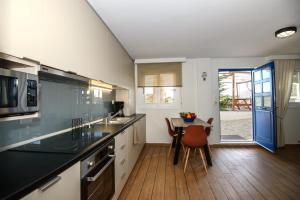 Kuchyň nebo kuchyňský kout v ubytování Deck2 Syros Premium Apartments