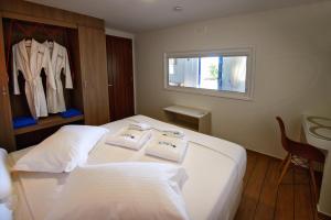 Postel nebo postele na pokoji v ubytování Deck2 Syros Premium Apartments
