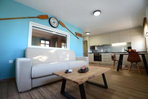 Kuchyň nebo kuchyňský kout v ubytování Deck2 Syros Premium Apartments