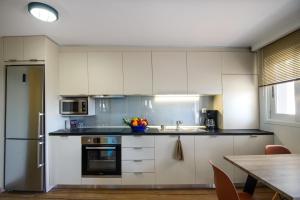 Kuchyň nebo kuchyňský kout v ubytování Deck2 Syros Premium Apartments