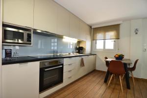 Kuchyň nebo kuchyňský kout v ubytování Deck2 Syros Premium Apartments
