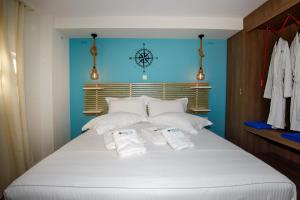 Postel nebo postele na pokoji v ubytování Deck2 Syros Premium Apartments