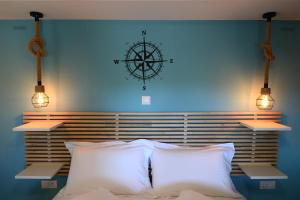 Postel nebo postele na pokoji v ubytování Deck2 Syros Premium Apartments