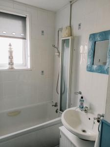 Ванна кімната в Esplanade Court Apartment with communal seasonal heated pool