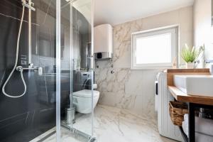 Koupelna v ubytování Modern holiday apartment "Libra" with swimming pool + 37 fotografií