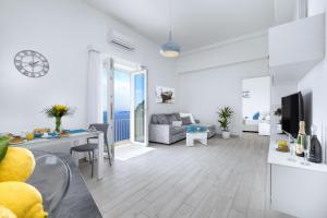 Biały salon z kuchnią i salonem w obiekcie Amore Rentals - Villa Anna w mieście Positano