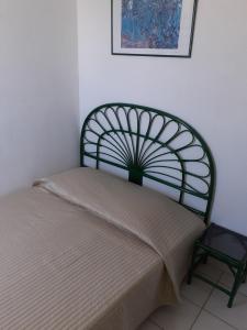 1 cama en una habitación con una foto en la pared en Appartement 1ère ligne très belle vue mer Rochelongue Cap d'Agde, en Cap d'Agde