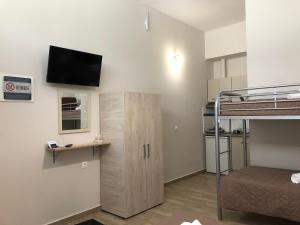 TV a/nebo společenská místnost v ubytování VASILEVI STUDIOS