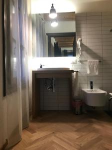A bathroom at Hotel Dal Menga