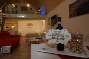 een fles wijn op een tafel in de woonkamer bij Il Risveglio nei Sassi in Matera