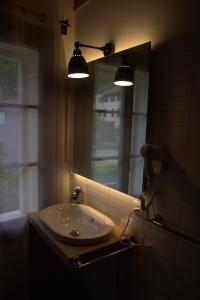 A bathroom at Hotel Dal Menga