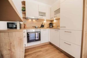 Kuchnia lub aneks kuchenny w obiekcie Ferienwohnung Alpenland - schönes, neues Apartment