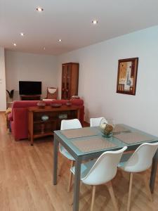 una sala de estar con una mesa y un sofá en Casa Galipendre, en A Estrada
