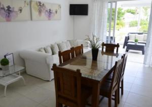 - un salon avec une table et un canapé dans l'établissement BAVARO PUNTA CANA Apartamento con Piscina, à Punta Cana